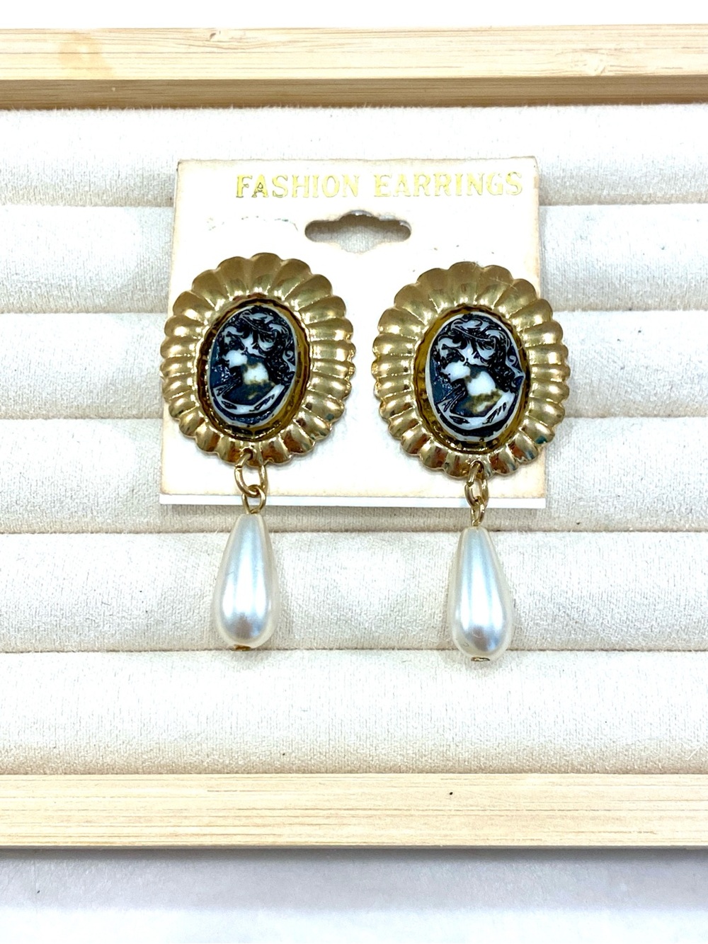 NWT Vintage 80s Made in Korea Gold Fluted Oval Cameo Faux Pearl Drop Earrings